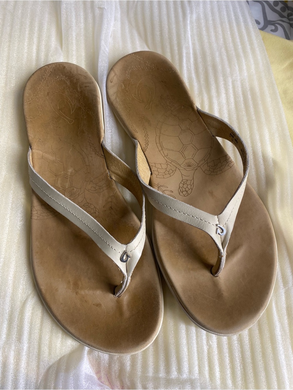 OluKai Women’s Ivory Leather Thong Sandals